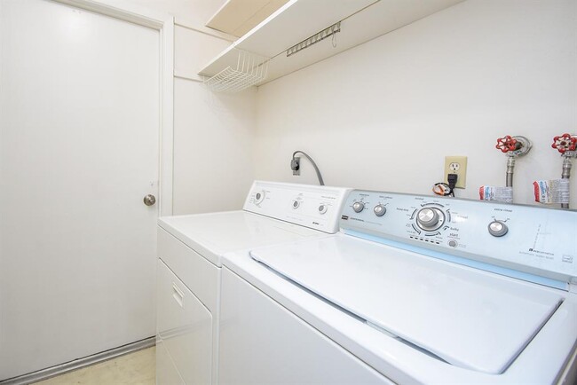 Building Photo - 6639 Rowell Ct