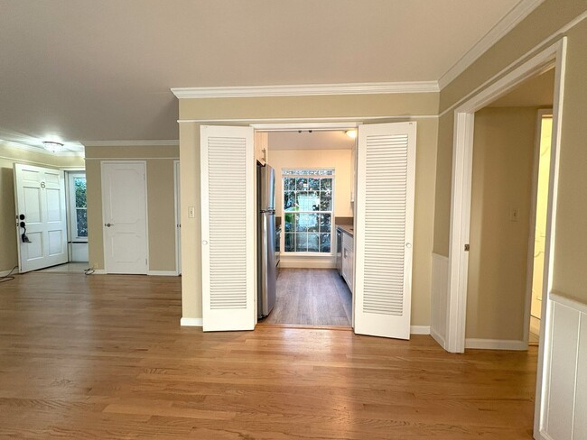 Building Photo - Spacious & Bright 3-Bedroom Condo in Menlo...