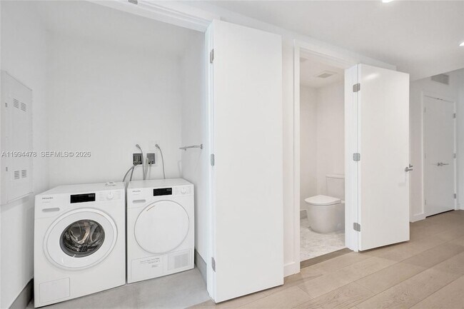 Building Photo - 9221 E Bay Harbor Dr