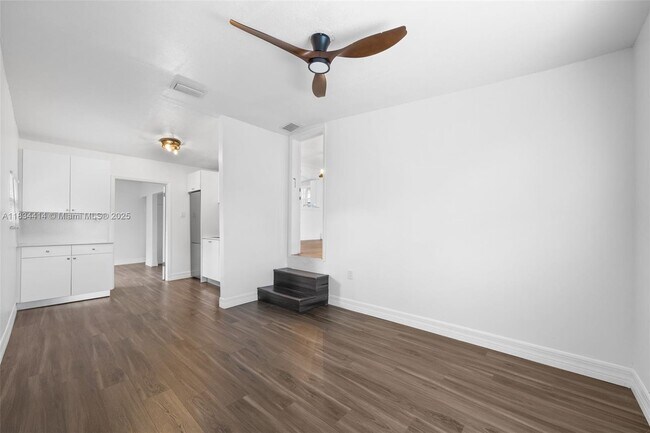 Building Photo - 6381 SW 39th St