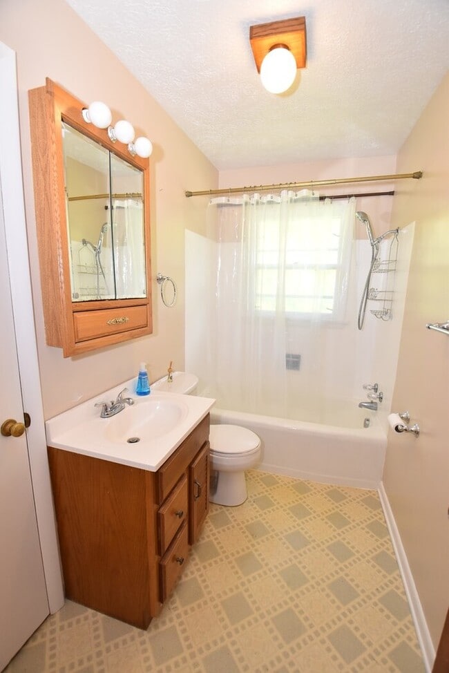 Building Photo - Beautiful 3 Bedroom Home over Looking Lake Chapin