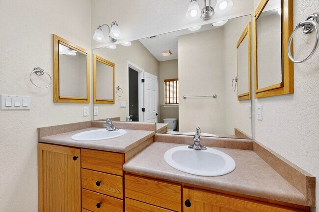 Building Photo - SE Rio Rancho 3 Bedroom  2 bath  2 car garage