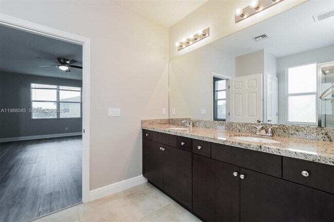 Building Photo - 1183 NW Leonardo Cir