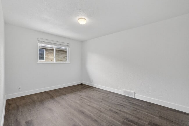 Building Photo - 2 bed 1 bath - Remodeled Home in Denver!