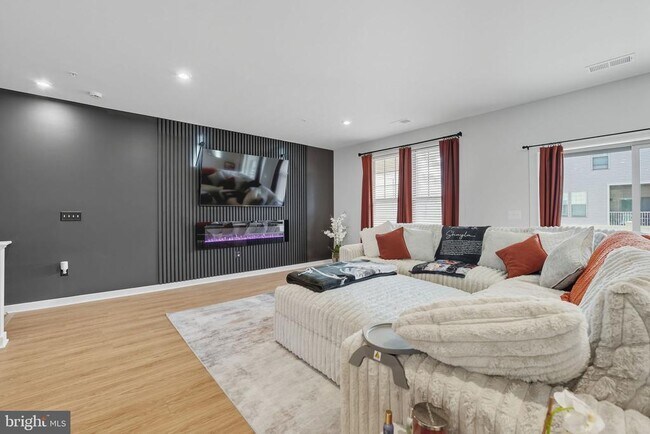 Building Photo - 709 Thomas Ln