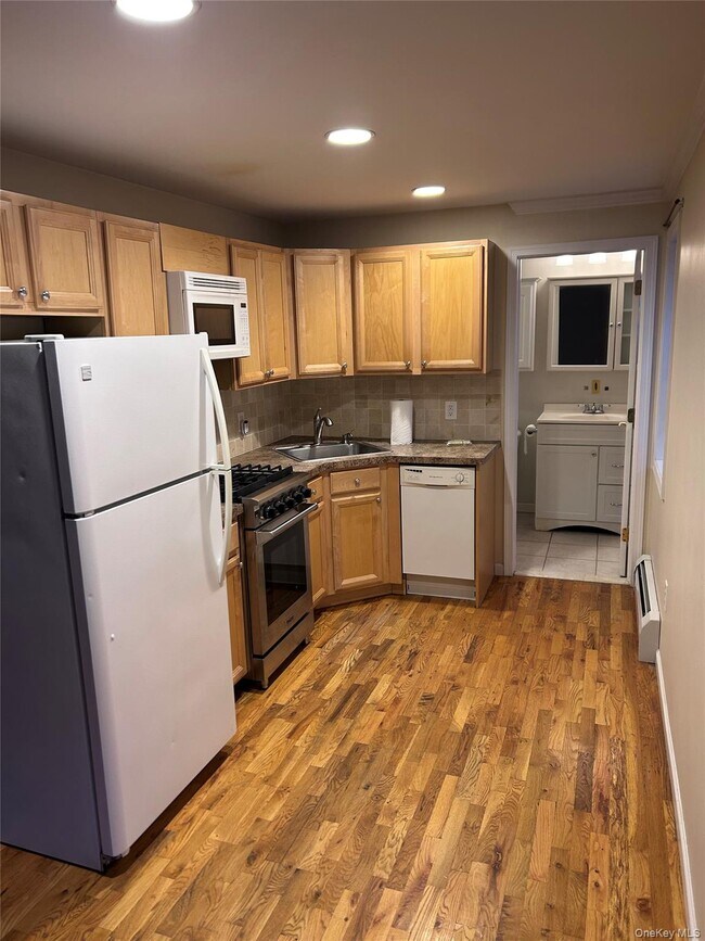 Building Photo - 106 Newport Bridge Rd