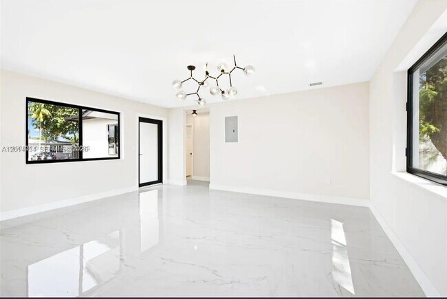 Building Photo - 721 SW 5th Ct