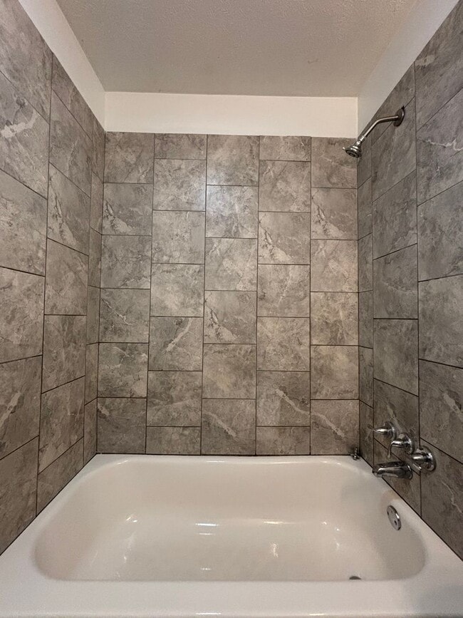 Building Photo - Rent this Beautiful 2 Bedroom 1 Bath Home
