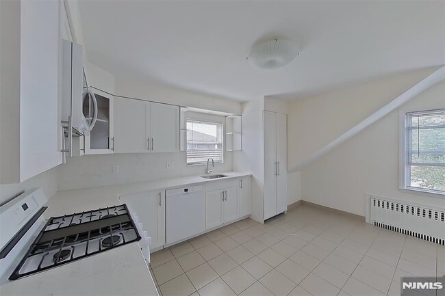 Building Photo - 440 Hillcrest Pl