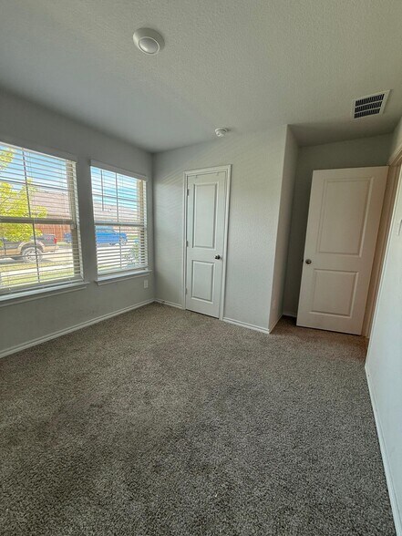 Building Photo - 112 Piping Rock Dr