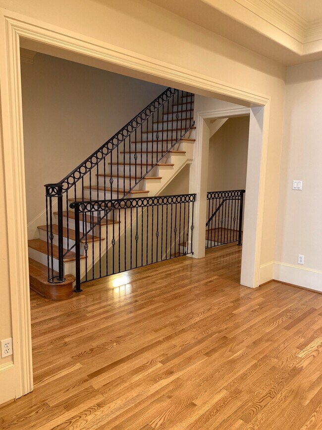 Building Photo - 2210 Bellefontaine