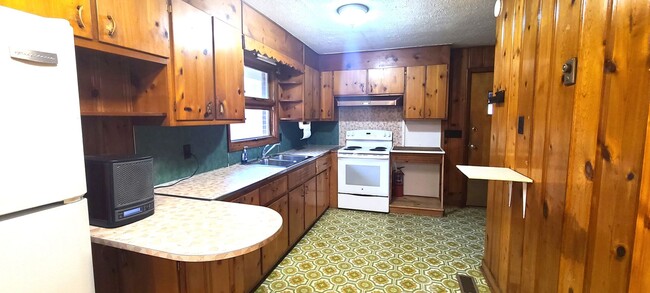 Building Photo - HALF OFF FIRST MONTH RENT! Single family brick home with full unfinished bsmt & detached garage