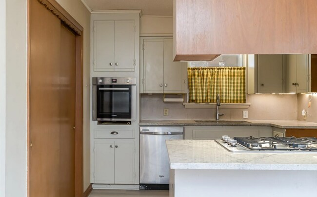 Building Photo - 3 Bed 1.5 Bath in Sand Springs!