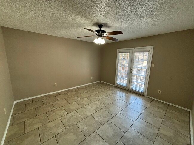 Building Photo - 2 bed 2 bath townhome