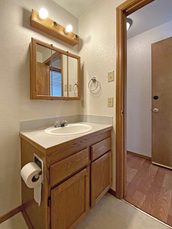 Building Photo - 835 S 76th St