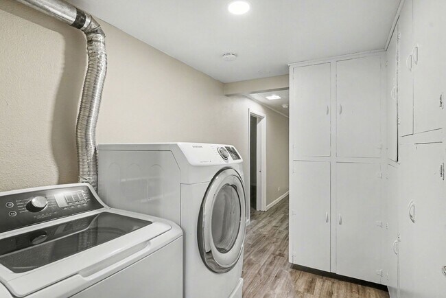 Building Photo - Front Unit - Duplex - 4bed 2bath - Finished Basement!