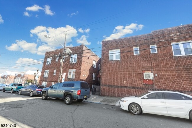 Building Photo - 1109 Main St