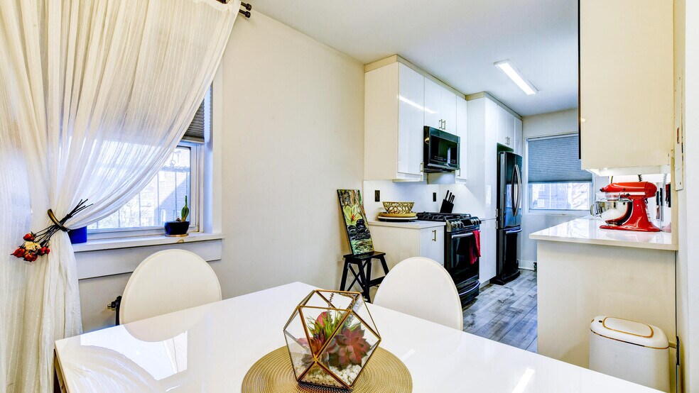 Kitchen - 1504 W Terrace Cir