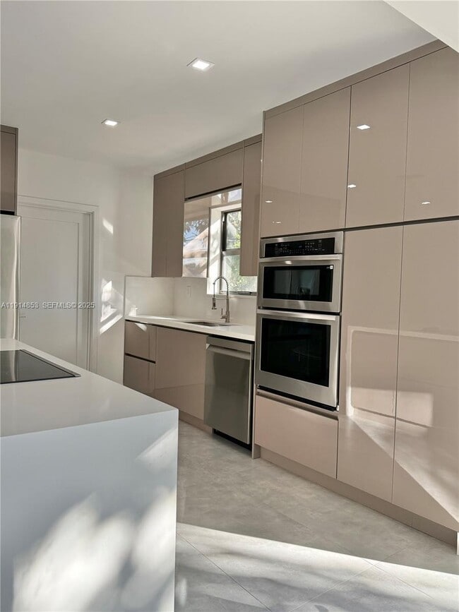 Building Photo - 12615 N Miami Ave