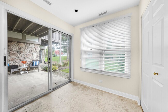 Building Photo - 1257 N Streamwood Ln