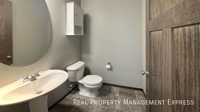 Building Photo - Modern 3 Bed, 2.5 Bath with Loft | Located...