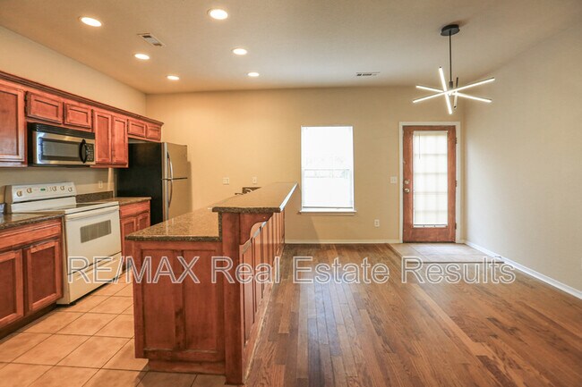 Building Photo - 3509 SW Deerfield Blvd