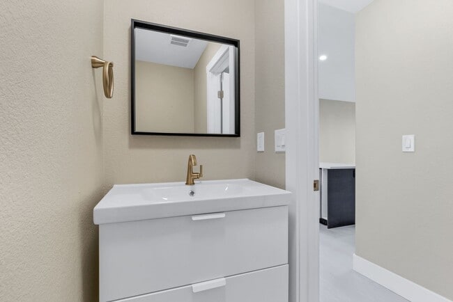 Building Photo - Modern Edgewater Condo Near Sloan’s Lake A...