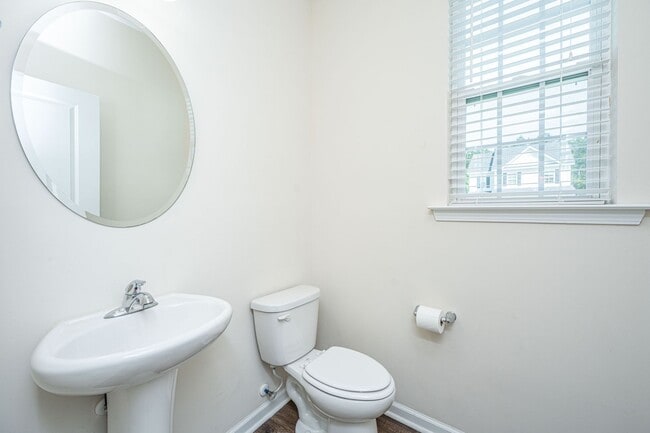 Building Photo - 201 Bigleaf Ct