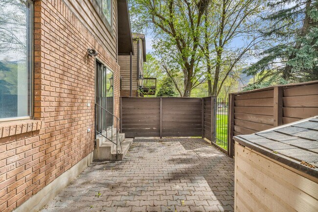 Building Photo - Gated 3 Bed Condo with Pool & Tennis Court