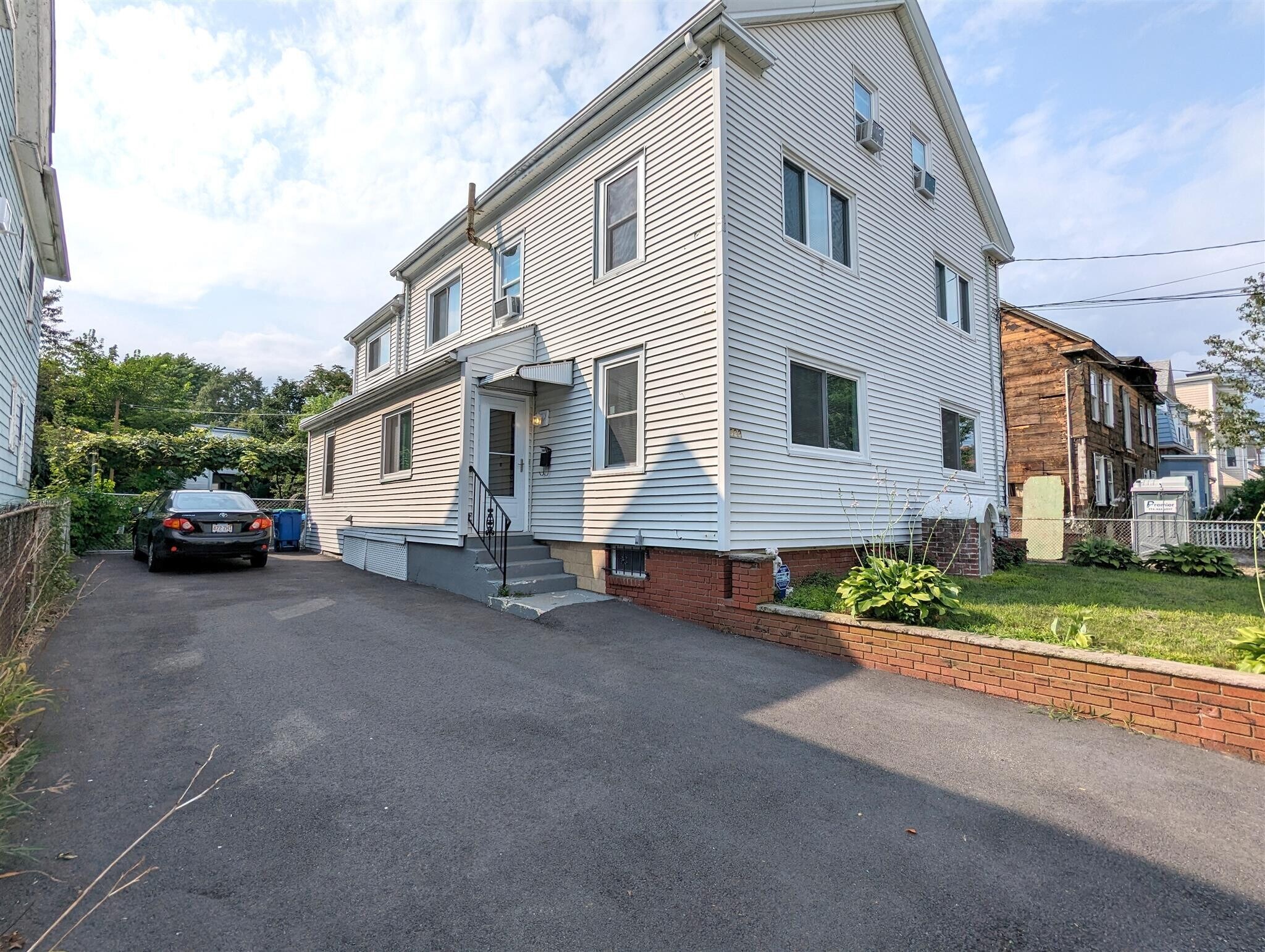 Building Photo - 322 Lowell St