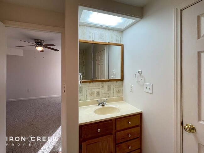 Building Photo - Beautiful 3-Bed/3.5-Bath Home in Gated Fai...
