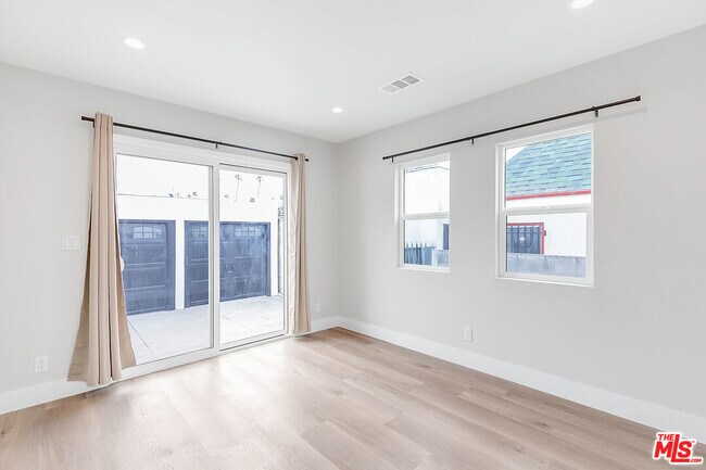 Building Photo - 2034 S Palm Grove Ave