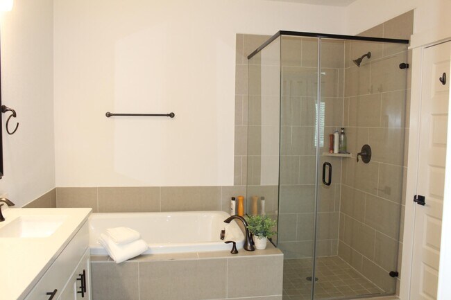 Building Photo - 6606 Capstone Oak Ave