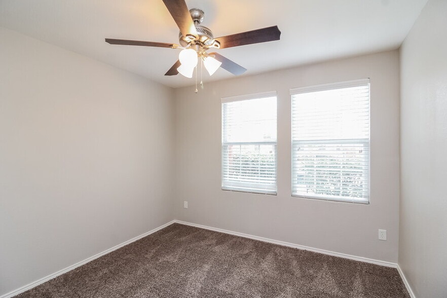 Building Photo - 1914 Palma Pita St