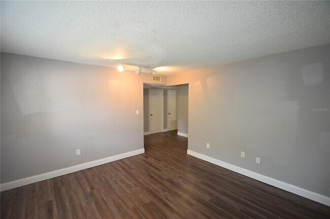 Building Photo - 1005 S New York Ave