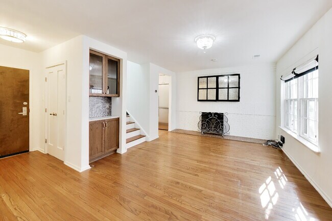 Building Photo - Bright 16th St Condo + Parking