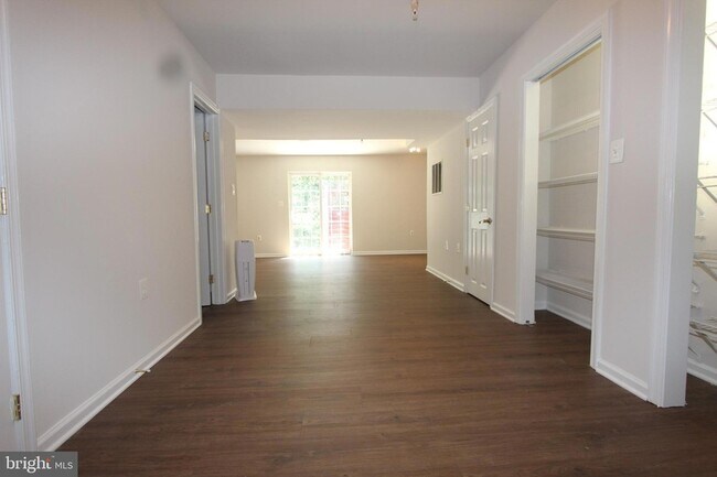 Building Photo - 406 Round Table Dr