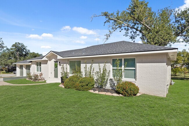 Building Photo - 712 E Kuehn St