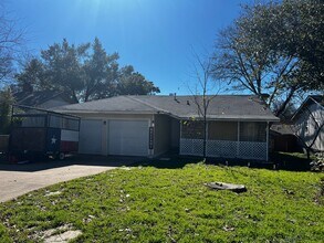 Building Photo - Great 3 bedroom, 2 bath available early August