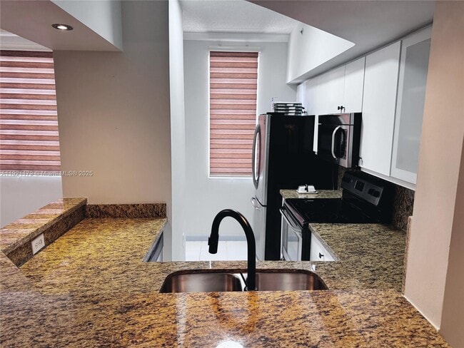 Building Photo - 2881 NE 185th St