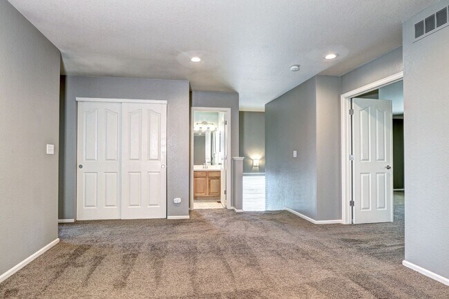 Building Photo - Location! Park Vista in Northglenn 3bed/2....