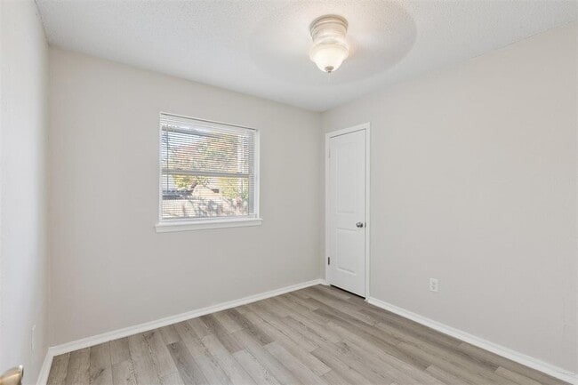 Building Photo - 645 Redstone Ave