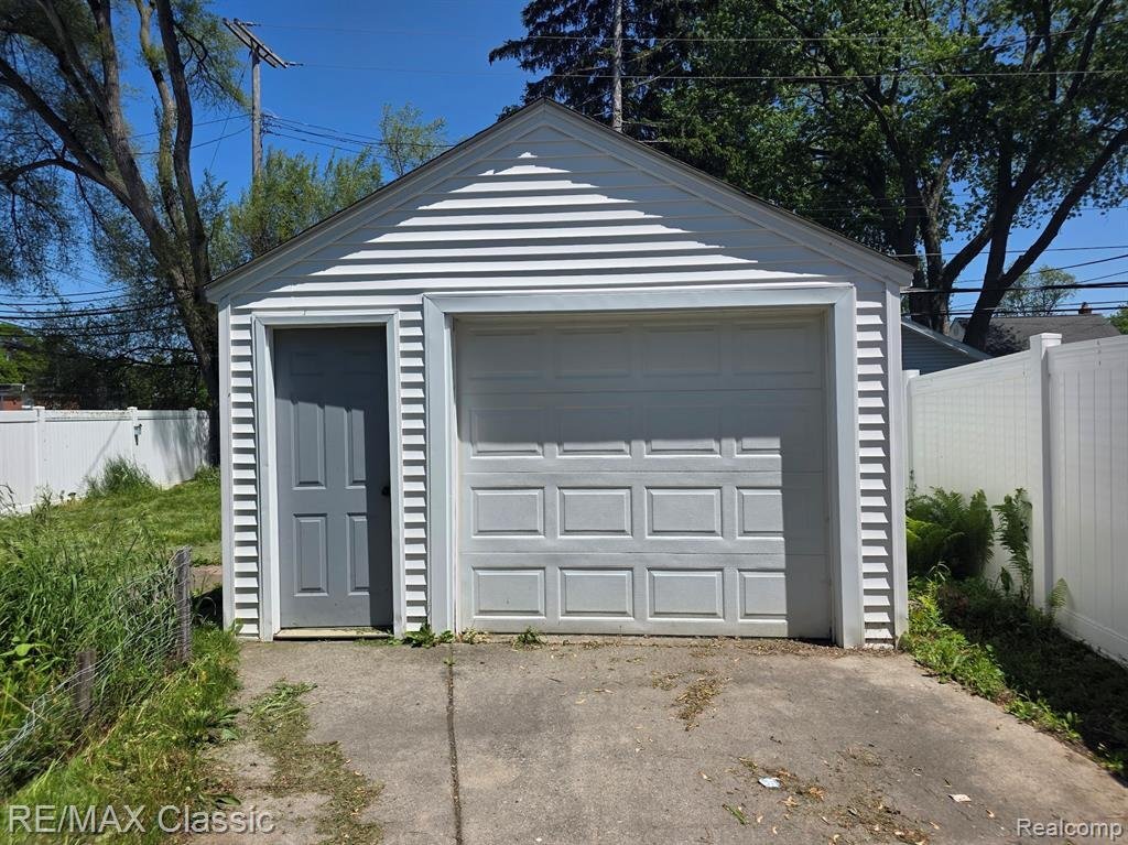 Building Photo - 3366 Ellwood Ave