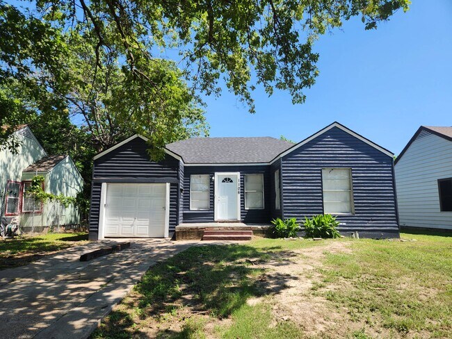 Building Photo - 1106 Oak St