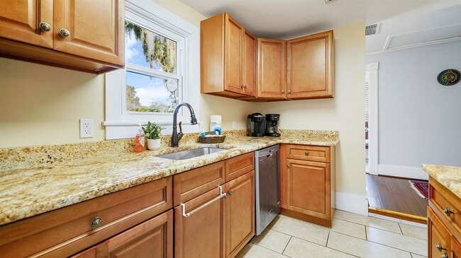 Building Photo - 14 Sanchez Ave