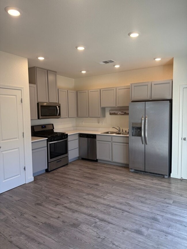 Building Photo - Move in Special!!  Half off the First Month!