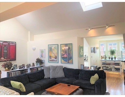 Building Photo - 623 Tremont St