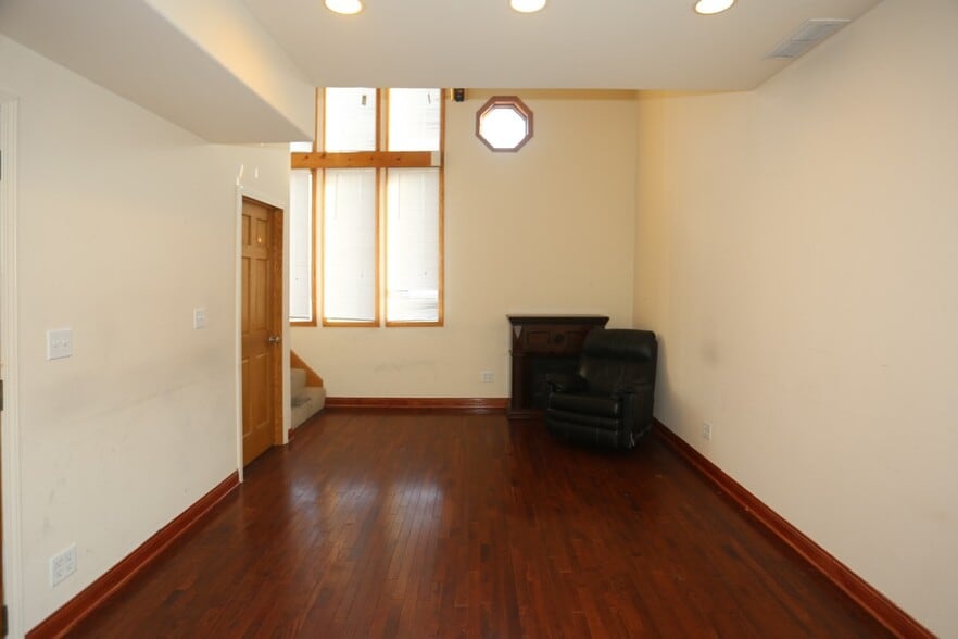Building Photo - 2458 N Clybourn Ave
