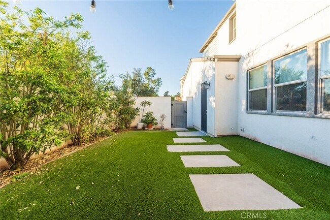 Building Photo - 102 Spectacle