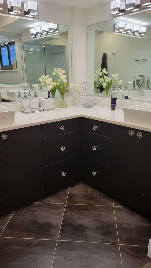 Building Photo - Beautifully renovated 2/2 condo downtown Sarasota with view of Bay!